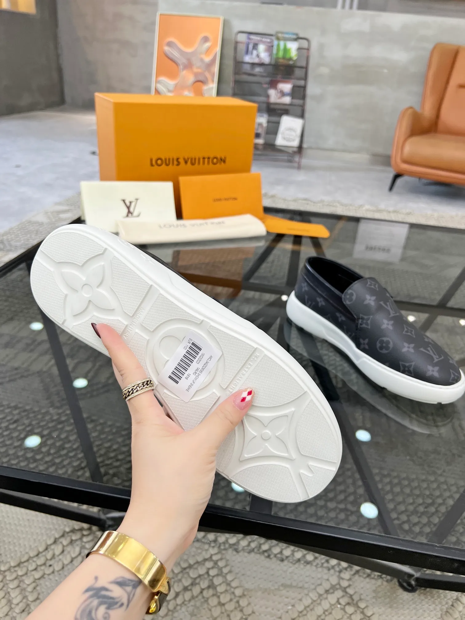 Factory price: 520💰 LV🔍Top purchasing agent🇮🇹 Road The most popular sneakers are available at the same time in the super popular sports shoe counters. The uppers are made of Italian original imported cowhide fabric. The classic and generous layout is a must-have for fashionistas. The complex craftsmanship is perfectly reproduced. The imported soft water-dyed cowhide lining is padded. The soles are: original soles specially provided by the factory. The exclusive foamed molded soles are super comfortable. The original factory follows the order. 🔍🔍High quality. You can go in and out of the counter at will. Welcome to compare. Size 39-45 (38 can be ordered)